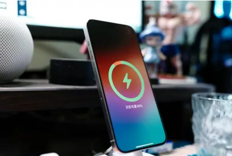 独山苹果15换屏服务分享用什么充电器给iPhone15充电更好 
